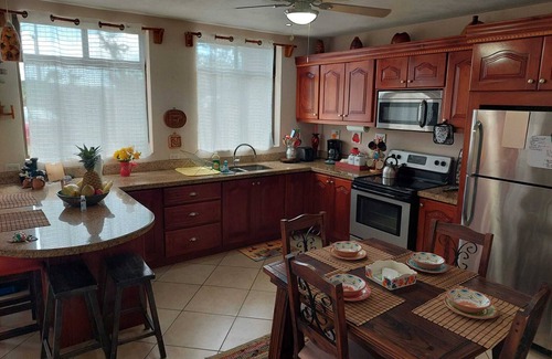 Tierras Morenas Casa | Casa Isabelita- WIFI, AC, Vistas al Lago, Aves y Monos