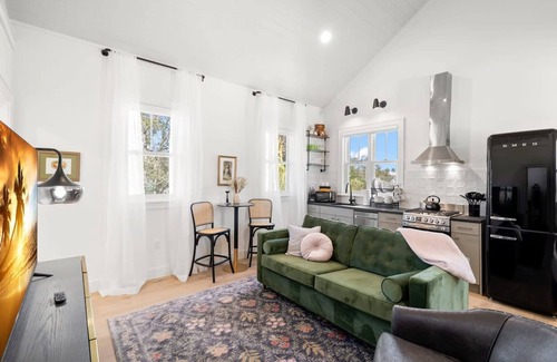 Historic Ybor Apartamento | Casa Julieta Luxury Ybor-themed Studio