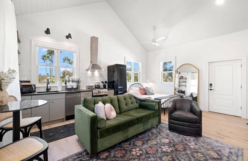 Historic Ybor Apartamento | Casa Julieta Luxury Ybor-themed Studio