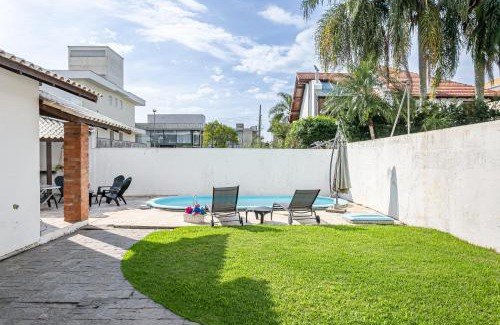 Jurere Internacional Casa | Casa Jurerê Internacional | 3 quartos | piscina | churrasqueira | 300m do mar.