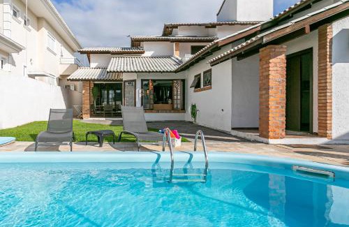 Jurere Internacional Casa | Casa Jurerê Internacional | 3 quartos | piscina | churrasqueira | 300m do mar.