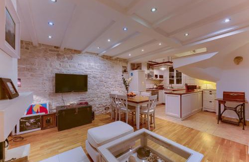 Cove Tri Zala (Zrnovo) Casa | Casa Katina