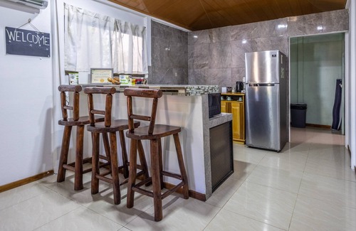 Tortuguero Apartamento | Casa Kattleya, ubicada en el centro de Tortuguero, a pocos metros de la playa.