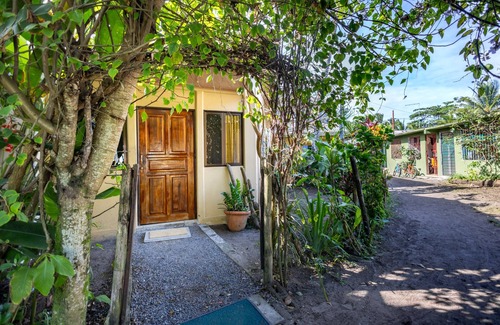 Tortuguero Apartamento | Casa Kattleya, ubicada en el centro de Tortuguero, a pocos metros de la playa.