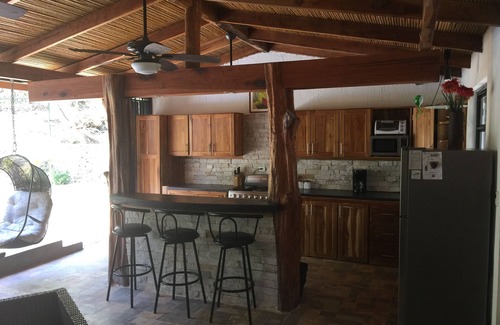 Villas Xihu Casa | CASA LA PINA !!! VIDA AL AIRE LIBRE CON PRIVACIDAD, naturaleza, relajación, y SURF