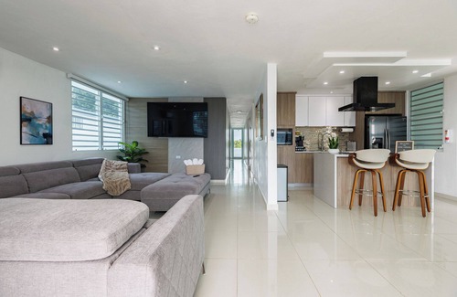 Hoyo Mulas Casa | Casa Laguna: Lake View, King Beds, Battery Backup, Home Gym