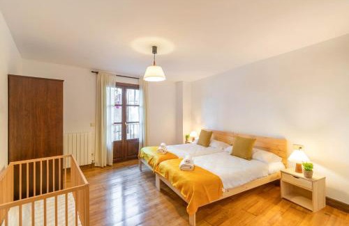 Arizkun Chalet De Esquí | Casa Larrañea, Espaciosa casa rural en el corazón del Baztán