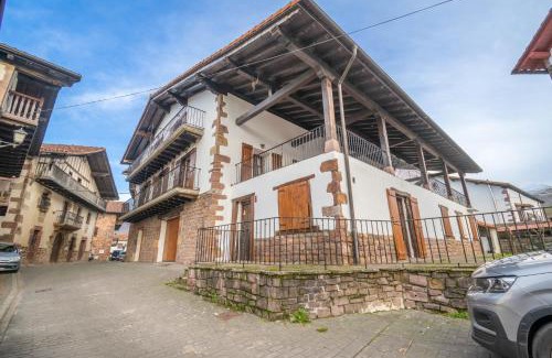Arizkun Chalet De Esquí | Casa Larrañea, Espaciosa casa rural en el corazón del Baztán