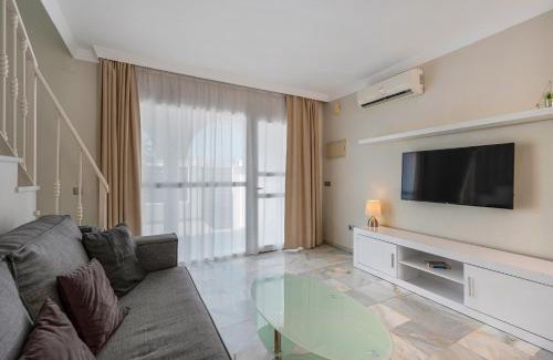 Urbanización Hacienda las Chapas Casa | Casa Latifa