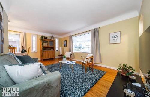Southwest Edmonton Apartamento | Casa LeBlanc - Latin Vibes - Sleep 8 - Netflix - Long Term