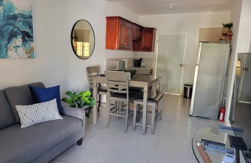 Sector 2 Chalet De Esquí | Casa linda, segura, cerca de todo, con estacionamiento, agradable patio, netflix
