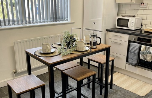 Wolverhampton Apartamento | Casa Lobo's Beautiful Suites +free offroad parking -Suite#2
