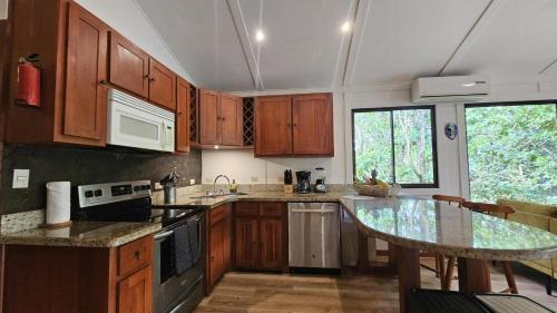 Quepos Casa | Casa Macaw Jungle Cabin w Private pool Wifi and AC