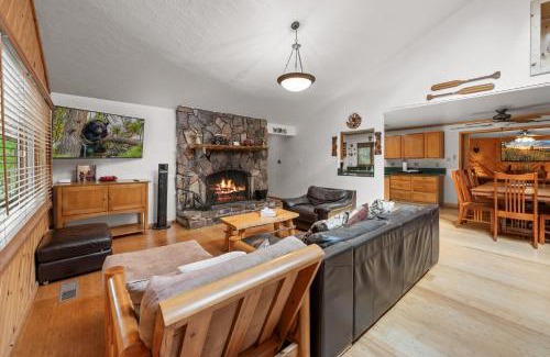 Summit Estates Casa | Casa Makim-Walk to Slopes, Hot Tub, Fireplace, Jet Tub, BBQ