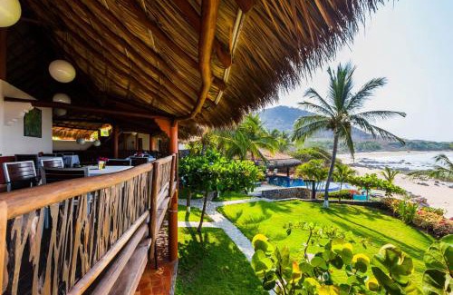 Troncones Cama Y Desayuno | Casa Manzanillo - Bay Room - Ocean Front Room at Exceptional Beach Front Location