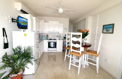 Isla de Utila Apartamento | Casa Mar Azul or House on Blue Sea
