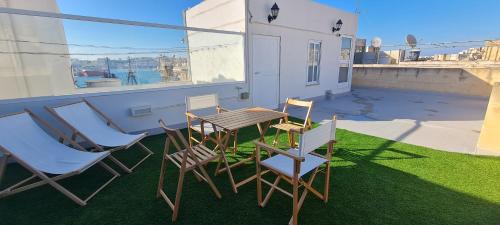 Cospicua Casa | Casa Marie, Stay in a Traditional Corner Townhouse in the 3 cities, built in 1881