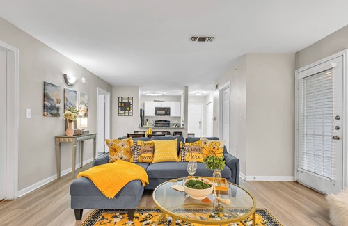 Pleasant Valley Apartamento | Casa Marigold: ATX-Near Austin Downtown/Airport-Gym,pool