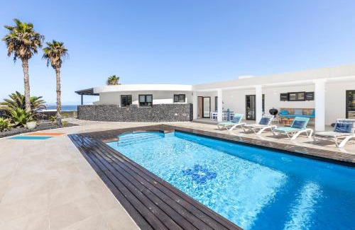 Urbanización Famara Villa | Casa Marina with pool, garden and terrace
