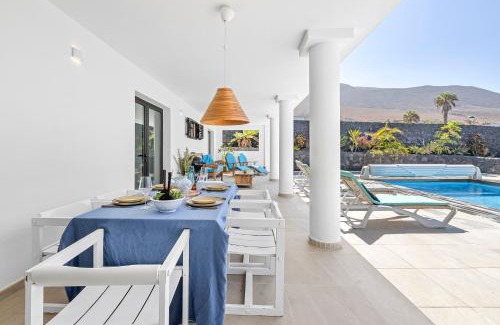 Urbanización Famara Villa | Casa Marina with pool, garden and terrace