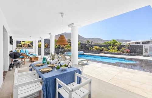 Urbanización Famara Villa | Casa Marina with pool, garden and terrace