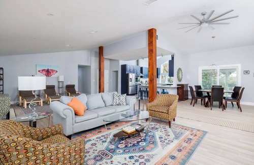 Dripping Springs Casa | Casa Mariposa |Newly Renovated| Firepit*Fireplace*Great Deck*Pets Welcome!