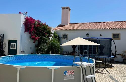 Freiria Apartamento | Casa Martins Country Apt 8 - Courtyard and pool