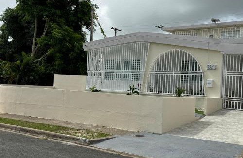 Sabana Llana Norte Casa | Casa Mi Luz Ilumina tu Estancia con Elegancia y Confort en San Juan