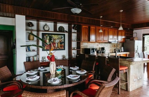 Valle Pura Vida Casa | Casa Mirador: Pool, Swim up Bar, Slide in central location!