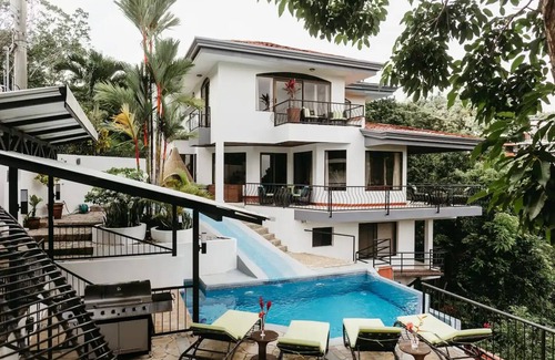 Valle Pura Vida Casa | Casa Mirador: Pool, Swim up Bar, Slide in central location!