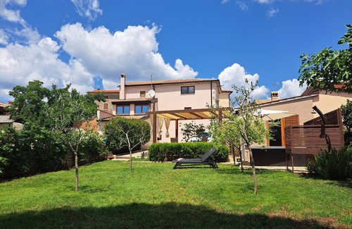 Kastelir Casa | Casa Mirelia for two with garden and whirlpool