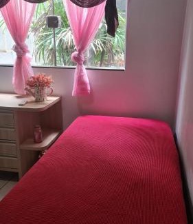 Rio Verde Casa | Casa mobiliada para periodo da tecnoshow 3 quartos sendo uma suíte sala copa cozinha área de lazer com piscina e bar molhado com churrasqueira 4 banheiros cozinha montada na área de lazer com 2 churrasqueiras elétrica e comum