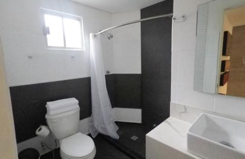 Monterrey Hotel | Casa moderna equipada como hotel Habitacion 3 - baño afuera de la habitación