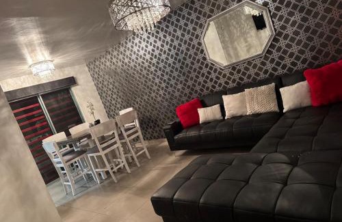 Carlos Pacheco 4 Casa | Casa moderna y elegante en el corazón de Ensenada!