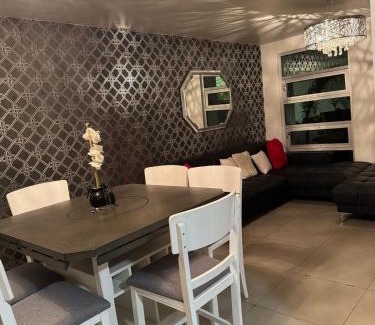 Carlos Pacheco 4 Casa | Casa moderna y elegante en el corazón de Ensenada!