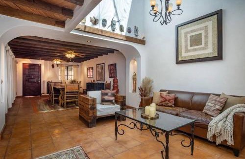 Colonia San Antonio Casa | Casa Mona Lisa, a short, level walk to the cathedral