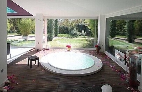 San Cipriano Picentino Casa | Casa Nocciola B: Un bonito apartamento de dos pisos rodeado de vegetación.