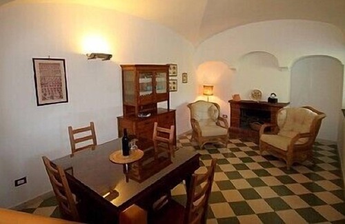 San Cipriano Picentino Casa | Casa Nocciola B: Un bonito apartamento de dos pisos rodeado de vegetación.