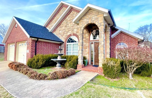 Springdale Casa | Casa Oasis Extra Large home. Centrally located.