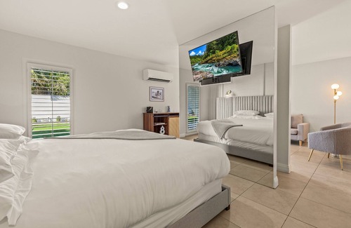 Warm Sands Hotel | Casa Oliver Hotel & Resort - A Gay Men's Resort