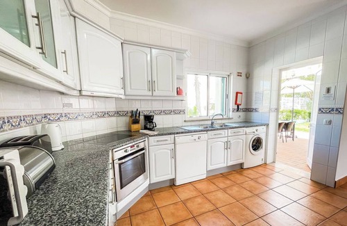 Albardeira Villa | Villa moderna en jardines aislados, a 12 minutos a pie de la playa de Meai Praia