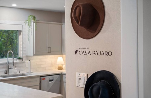 North Austin Civic Association Casa | Casa Pájaro | Hot Tub | Karaoke | Sleeps 16+