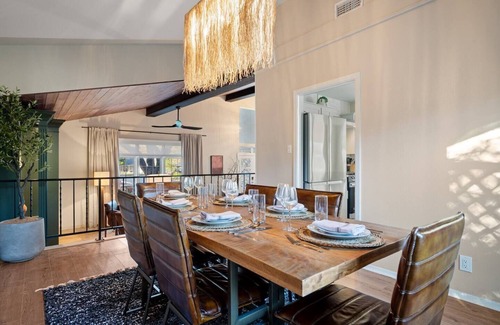 North Austin Civic Association Casa | Casa Pájaro | Hot Tub | Karaoke | Sleeps 16+