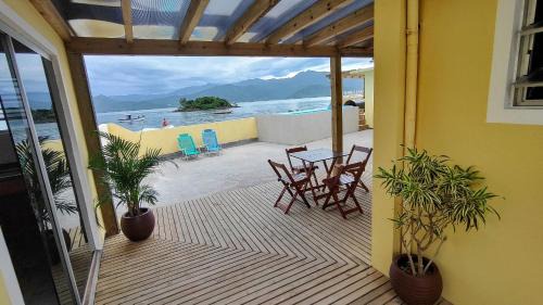 Florianopolis Casa | Casa pé na areia com vista especial do pôr do sol.