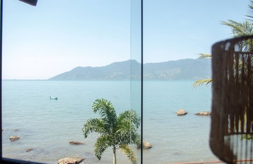 Prainha Casa | Casa Pé na Areia em frente à Ilhabela