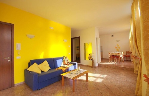 Azzano Casa | Casa Panorama Sei: Un apartamento luminoso y alegre ubicado a poca distancia de las orillas del lago Como.