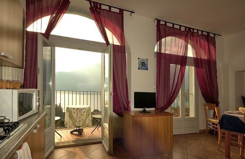 Azzano Casa | Casa Panorama Seven: Un apartamento luminoso y alegre ubicado a poca distancia de las orillas del lago Como.