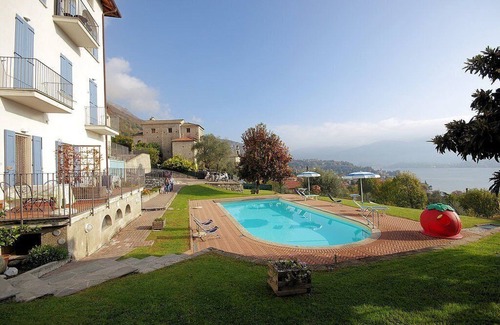 Azzano Casa | Casa Panorama Seven: Un apartamento luminoso y alegre ubicado a poca distancia de las orillas del lago Como.