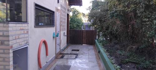 Praia Rasa Casa | Casa praiana em condominio com lazer