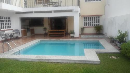 Cuernavaca Casa | Casa privada completa , para 8 personas para descanso y o trabajo tambien por habitacion con baño privado para 2 o 4 personas compartiendo areas comunes